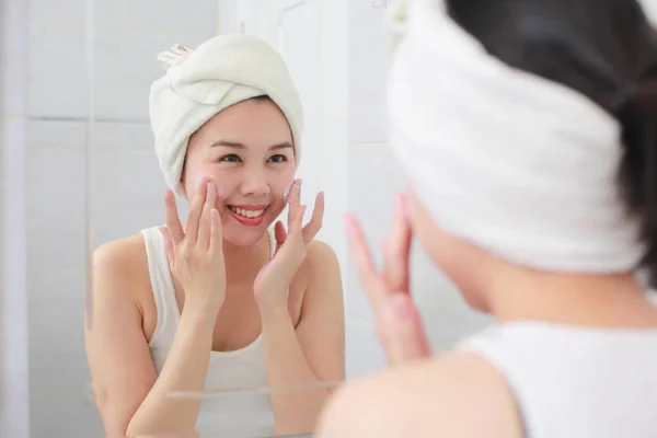 Mujer Feliz Limpia Piel Con Espuma Fregadero — Foto de Stock