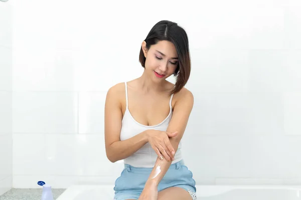 Ung Kvinna Applicera Bodylotion Grädde Efter Bad — Stockfoto