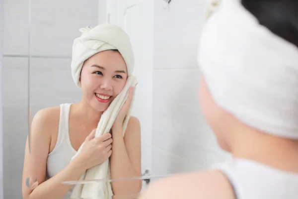 Young Asian Woman Wiping Her Face Towel Bathroom — Stock Photo, Image