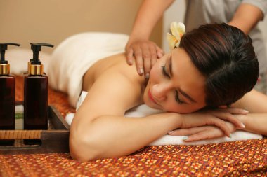 Genç kadın rahatlatıcı masaj Spa.