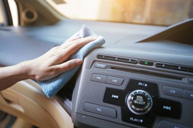Mikrofiber ve konsol araba, el temizlik Iç modern araba.