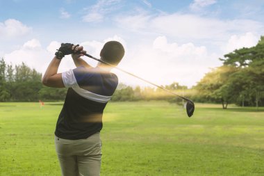 Yakın kadar Golfer ışık ile yeşil kurs Golf topu sürüş 