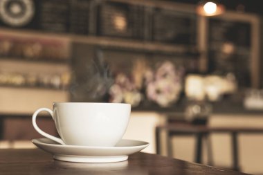 Kafede bir fincan kahve zamanı bulanık arka plan.