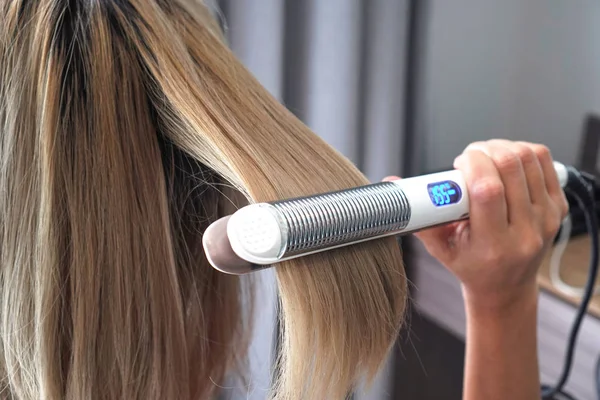 Ferro de cabelo alisamento beleza cuidados salão spa . — Fotografia de Stock