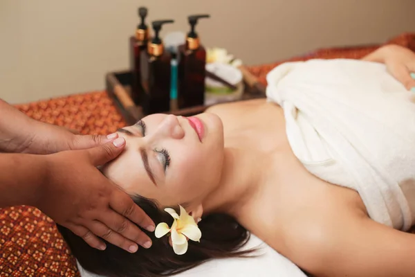 Young asian woman receiving head massage at beauty spa. — ストック写真