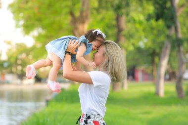 Anne kız parkta koşuşturup duruyorlar..
