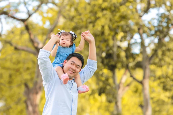 Vader en dochter spelen en rennen rond het Park. — Stockfoto