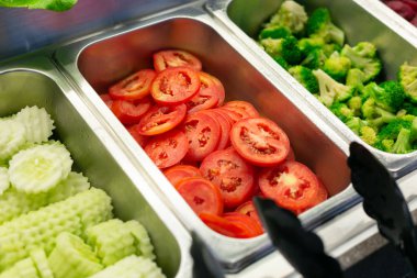 Salata bar organik sebze ve domates, sağlıklı kibir içerir