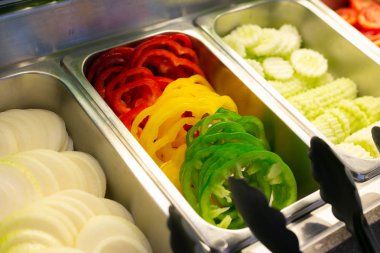 Salata bar organik sebze ve tatlı biber, sağlıklı c içerir