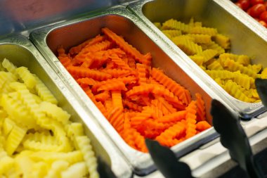 Salata bar organik sebze ve havuç, sağlıklı bir kavram içerir.