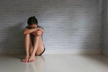 Kadın üzgün oturma odasında bir kanepede oturan depresif.