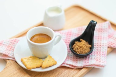 Kahve americano ve süt ile ahşap bir tabak tabak tabak üzerinde tabak. üstte