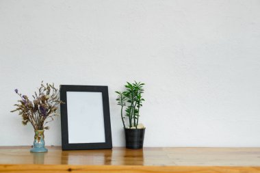 Yumuşak ev dekorasyonu, beyaz bir vintag yeşil küçük çiçekler ile vazo