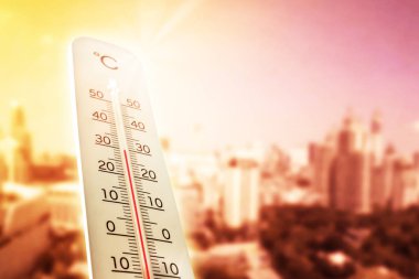 Şehir termometresinde Sıcak dalgası yazın gösteriliyor.