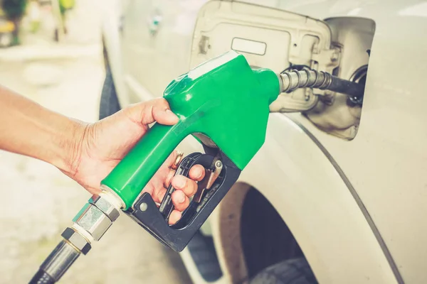 Il rifornimento manuale del lavoratore alimenta l'auto al distributore di benzina . — Foto Stock