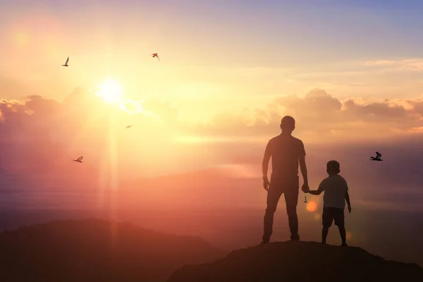 Padre e figlio che si tengono per mano al tramonto sullo sfondo. Padre! — Foto Stock