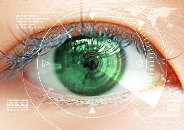 Primo piano dell'occhio marrone della donna. Le alte tecnologie nel futuro — Foto Stock