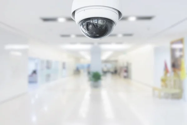 Cctv-Überwachungskamera im Krankenhaus auf unscharfem Hintergrund. — Stockfoto