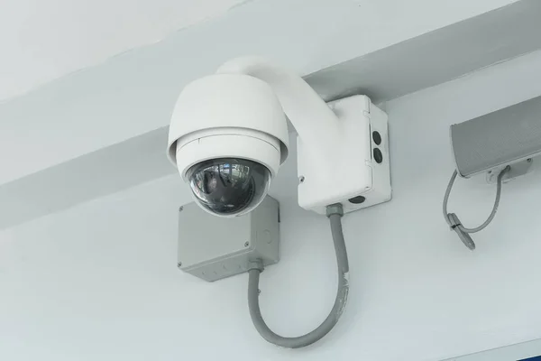 Moderne CCTV-camera op een muur in de luchthaven. — Stockfoto