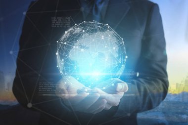 Dijital gezegen gösteren iş adamlarının ellerini kapat.