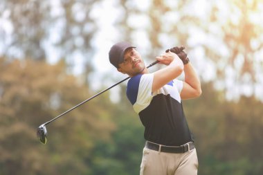 Profesyonel golf sahasında erkek golfçü. Atış yapıyorum..