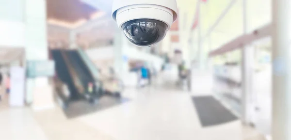 Caméra de sécurité CCTV opérant à l'hôpital sur fond flou . — Photo
