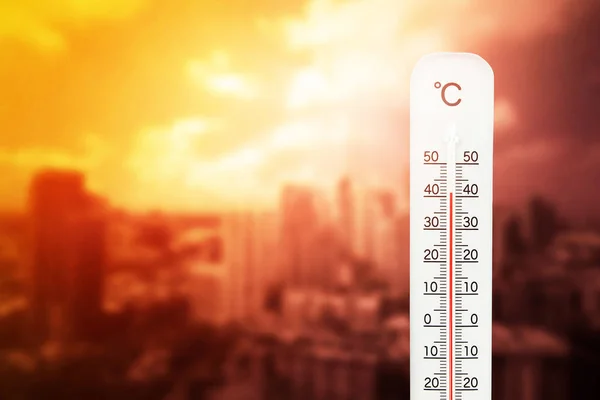 Onda de calor na casa termômetro mostra no verão . — Fotografia de Stock