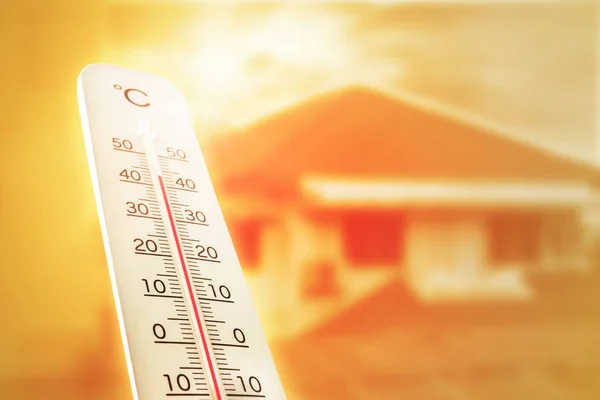 Κύμα καύσωνα στο σπίτι δείχνει το θερμόμετρο το καλοκαίρι. — Φωτογραφία Αρχείου
