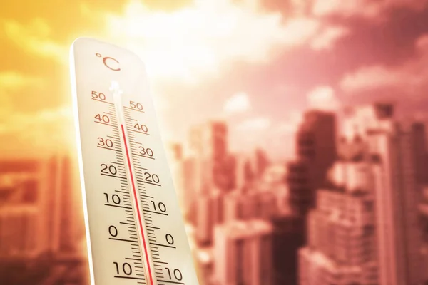 Onda de calor no termômetro da cidade mostra no verão . — Fotografia de Stock