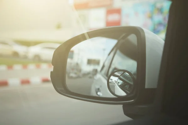 Retrovisor lateral en el espejo izquierdo de un coche . — Foto de Stock