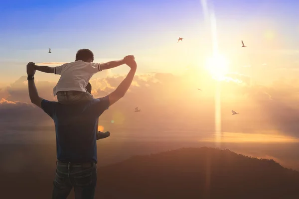 Sohn auf dem Rückweg Vater im Freien im Hintergrund Sonnenuntergang. fathe — Stockfoto