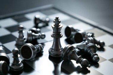 Satranç masası iş fikirleri konsepti. Başarı için lider ve takım çalışması kavramı.