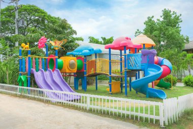 Parktaki bahçedeki renkli oyun parkı.