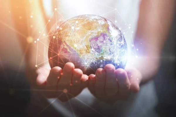 Küresel bağlantı kavramı ile el ele tutuşan kadın. NASA tarafından desteklenen teknoloji konsepti, bu görüntünün elementleri