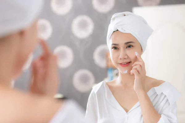 Joven Mujer Asiática Aplicando Fundación Crema Hidratante Cara Delante Del — Foto de Stock