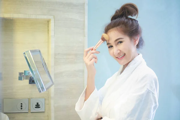 Retrato Mujer Asiática Aplicando Cosmético Seco Cara Usando Cepillo Maquillaje —  Fotos de Stock