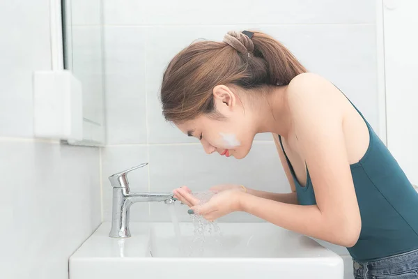 Asiatin Wäscht Ihr Gesicht Badezimmer Vor Der Dusche — Stockfoto