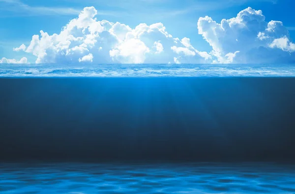 Sunbeam Blu Con Bolle Mare Profondo Oceano Fondo Subacqueo — Foto Stock
