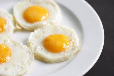 Sağlıklı kahvaltı için dört kızarmış yumurta..