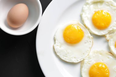 Sağlıklı kahvaltı için dört sahanda yumurta. en üstteki görünüm