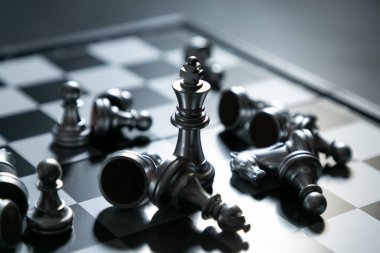 Satranç masası iş fikirleri konsepti. Başarı için lider ve takım çalışması kavramı.