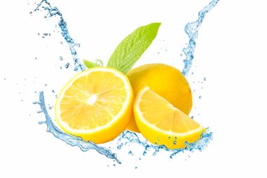 Beyaz arka planda taze limon ve su sıçraması.