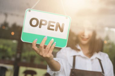 Kapıdaki kafe ya da restoranın girişinde el açık tabela asılı..