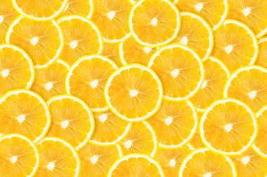 Beyaz arka planda izole edilmiş limon dilimleri.