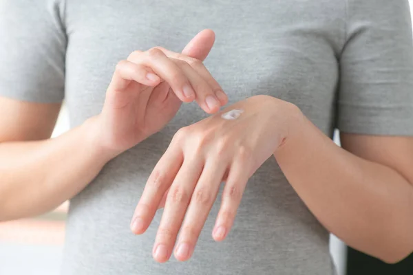 Fechar Mãos Aplicando Hidratante Beleza Mulher Segurando Creme Cuidado Creme — Fotografia de Stock