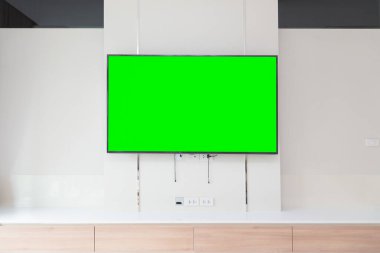 Modern oturma odasının duvarında televizyon var. yeşil ekran