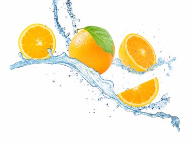 Beyaz arka planda meyveli portakal suyu sıçraması.