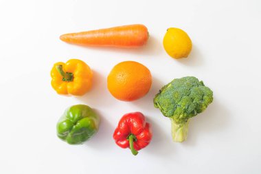 Beyaz arka planda izole edilmiş çeşitli sebzeler ve meyveler. Üst Manzara. Sağlıklı kavram