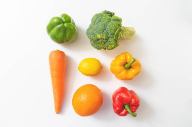 Beyaz arka planda izole edilmiş çeşitli sebzeler ve meyveler. Üst Manzara. Sağlıklı kavram