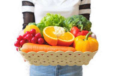 Kutuda taze sebzeli bir kadın var..